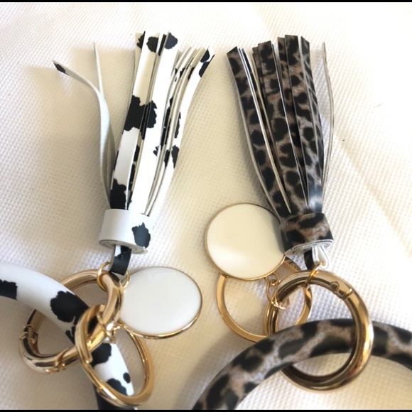 Wristlet Key Ring with Tassel and Gold Accessory - Picture 7 of 8